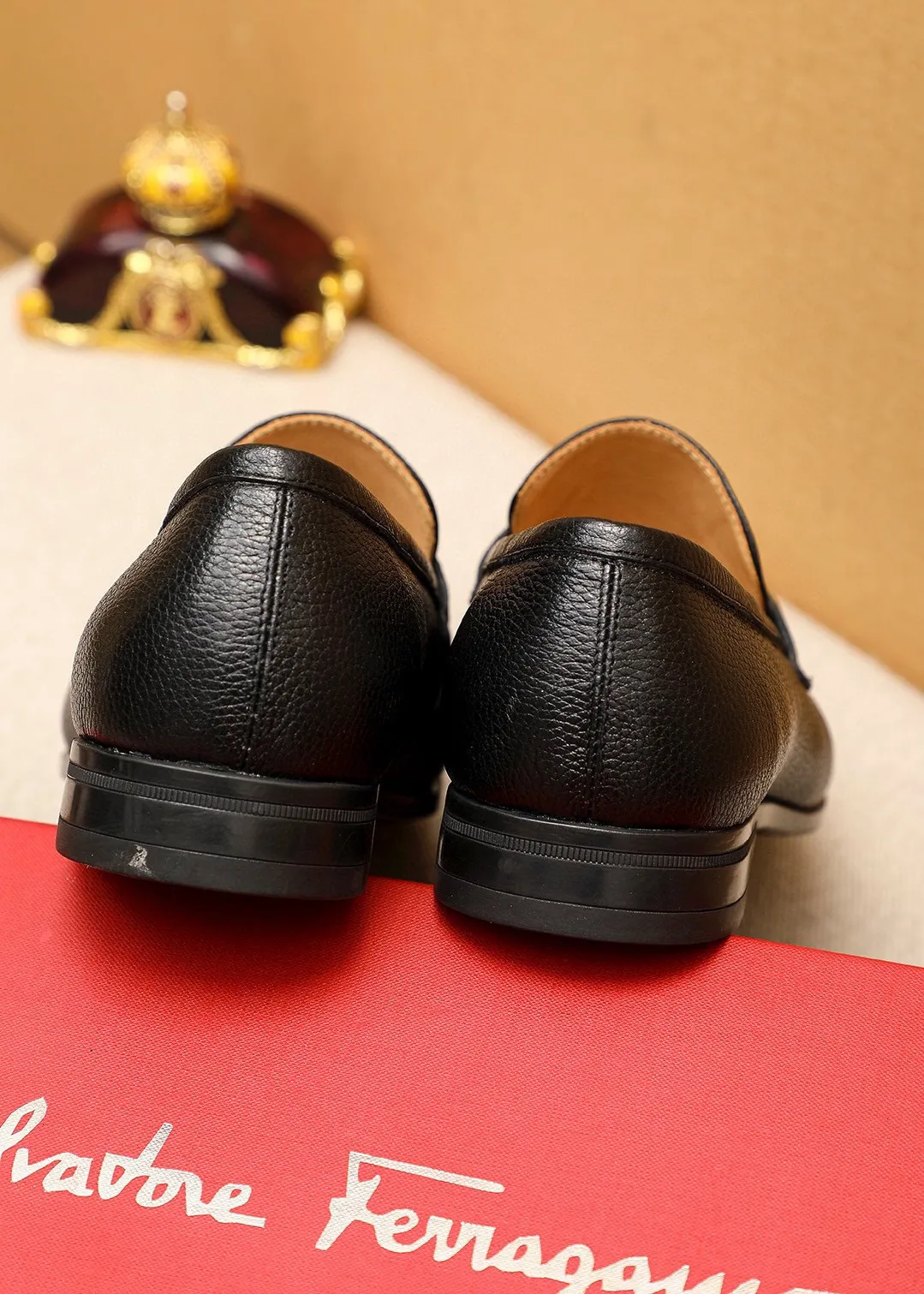 Men's shoes 💰480 💐 Product trademark: Ferragamo "Ferragamo" casual leather shoes Regular size: 38-44 (45🉑️customized) Product materials: Selected imported first-layer pebbled cowhide leather upper + luxury hardware buckle, imported water-dyed cow leather lining. Strong three-dimensional visual effect, original rubber outsole Color: 3⃣️seed leather materials available